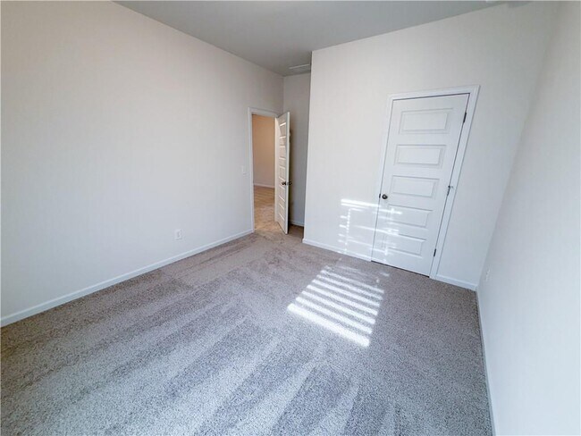 Building Photo - 145 Oak St