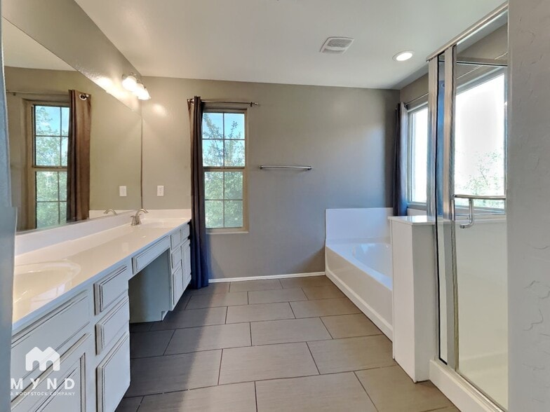 Building Photo - 1435 N Balboa