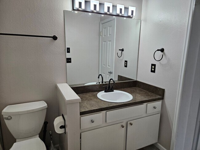 Building Photo - Updated Fort Collins Townhouse with Garage, Private Balcony & Central Location!