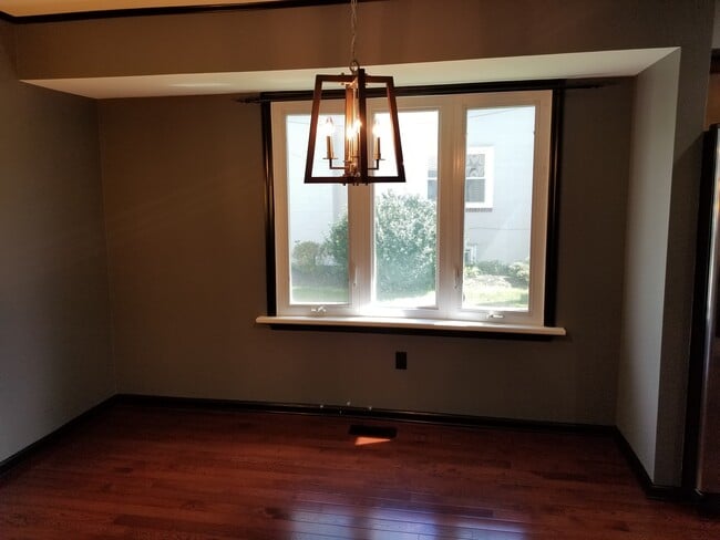 Building Photo - 445 W 6th Ave