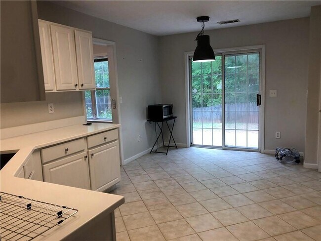 Building Photo - 370 Manor Glen Dr