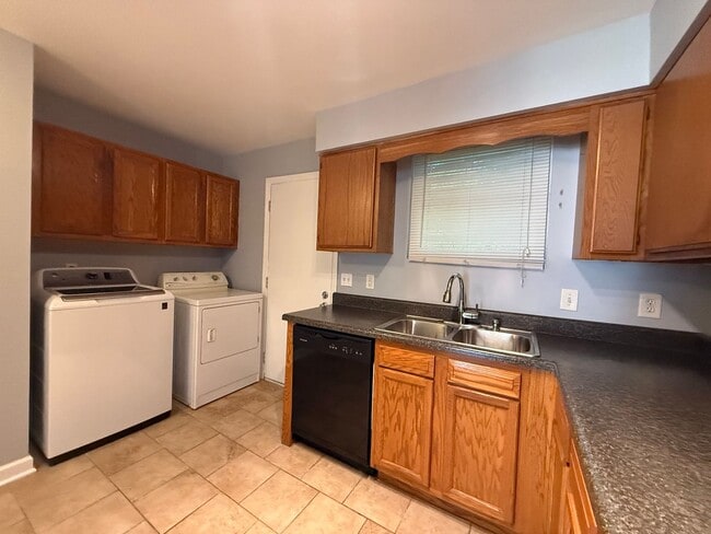 Building Photo - Inglewood Duplex Available Now!