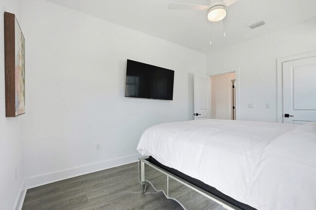Building Photo - 120 Dune Dr