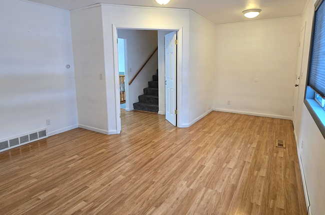 Building Photo - Large, Pet Friendly 5 Bedroom, 3 Bathroom Home for Rent in Ammon!  Fenced Backyard & Garage!  By ...