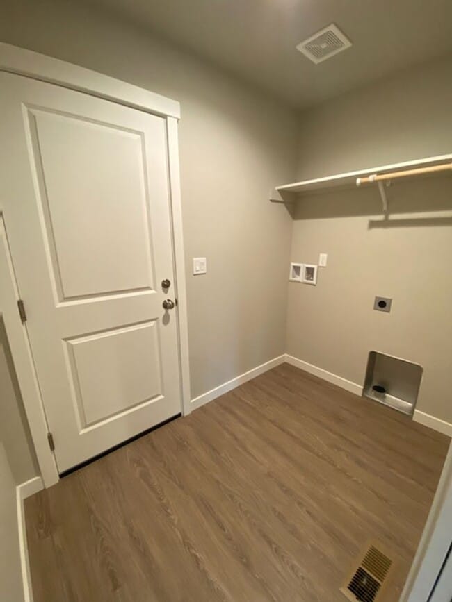 Building Photo - Luxury 3 bedroom, 2 bath home with double garage!