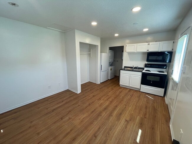 Building Photo - 309 8th St