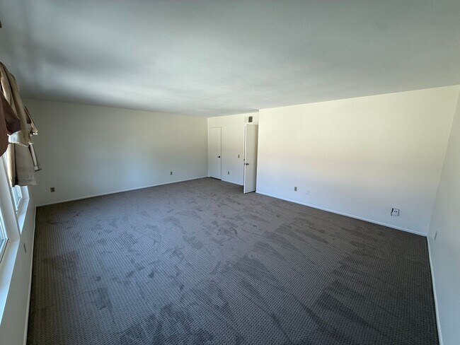Building Photo - Two-Story 3 Bed, 3 Bath with Bonus Room in...