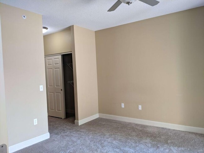 Building Photo - 3 Bedroom, 2 Bath Condo with Garage in Uni...