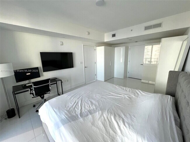 Building Photo - 1010 Brickell Ave