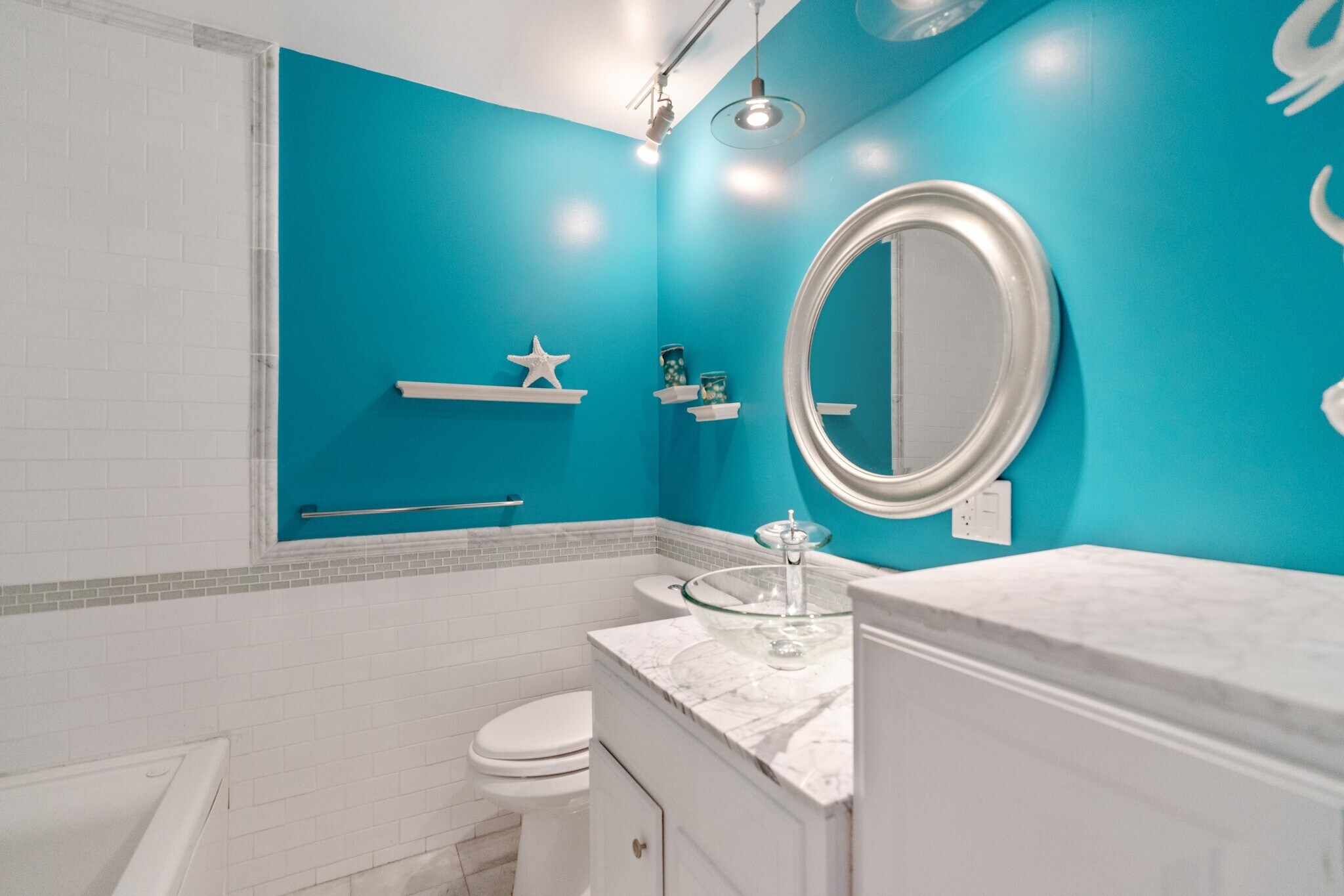 Building Photo - 639 Bay St