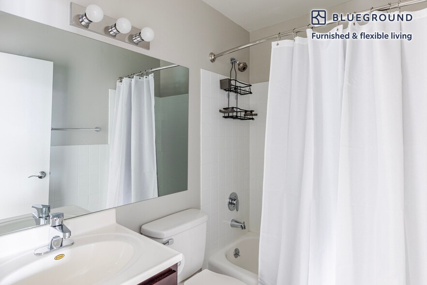 Building Photo - 5600 N Sheridan Rd