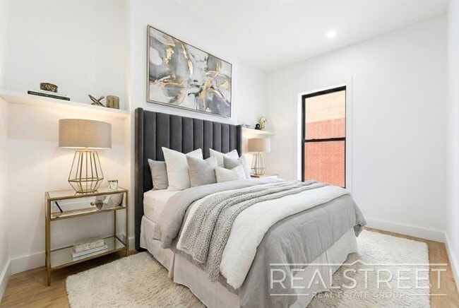 Building Photo - Brand New 4 Bed 4 Bath with in unit WD!