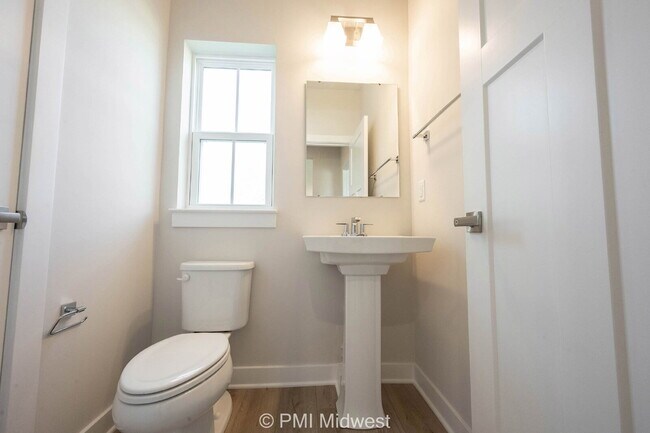 Building Photo - "Spacious 5-Bedroom Retreat with 2.5 Baths...