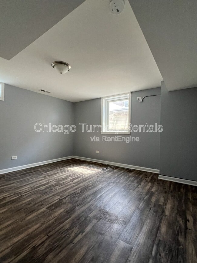 Building Photo - 1006 E 163rd Pl