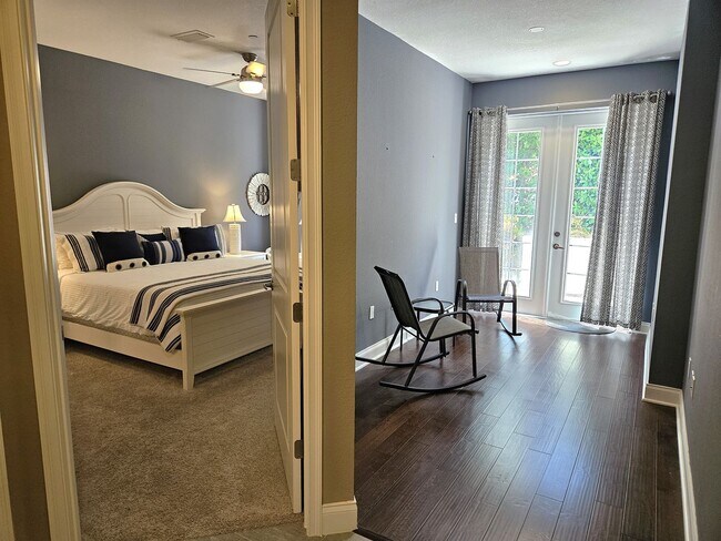 Building Photo - Seasonal Short-Term 2 Bedroom, 2.5 Bath Multi-Level Condo with Balcony and Patio located on Venic...