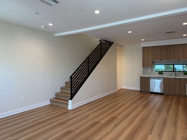 Building Photo - 2514 S Palm Grove Ave