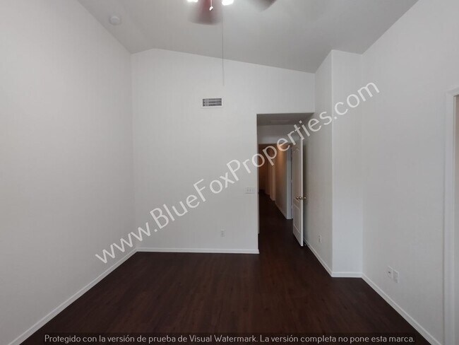 Building Photo - 915 N Silverleaf Oak Pl