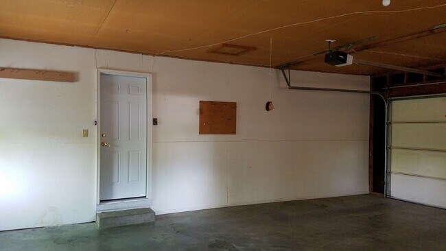 Building Photo - 3 bedroom 1 and 3/4 bathroom
