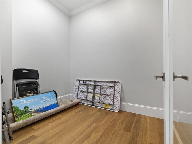 Building Photo - 944 E Broadway