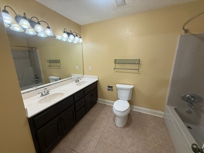 Building Photo - Spacious House in Draffenville
