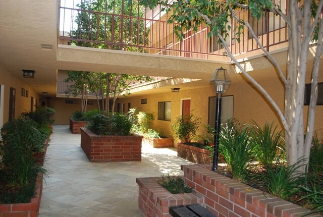 Building Photo - 3709 Watseka Ave Apartments