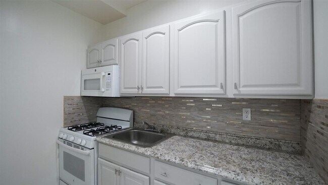 Building Photo - 174 Beechwood Ave