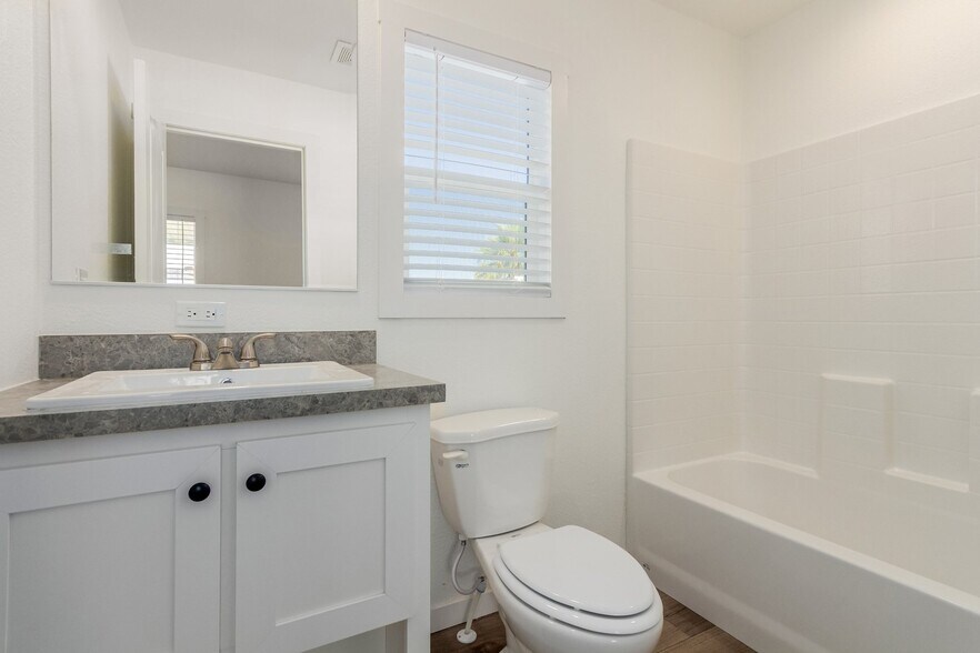 Building Photo - 5201 W Camelback Rd