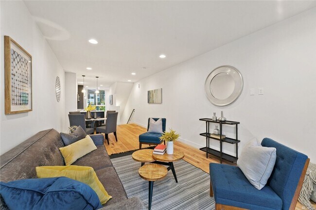 Building Photo - Newer 2 Bed/ 2 Bath Townhome in North Beacon Hill