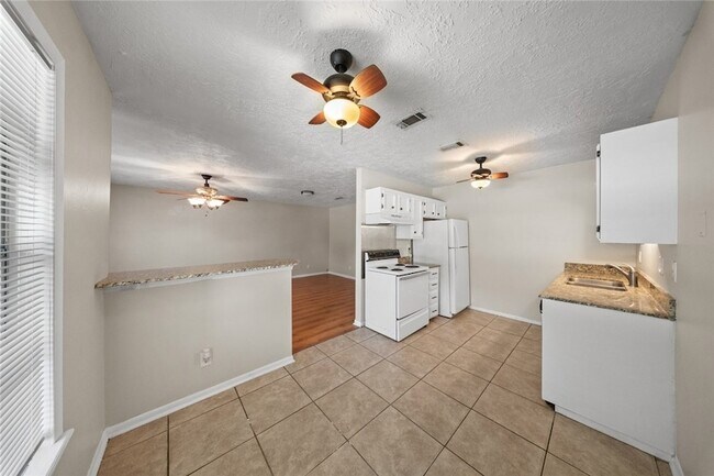 Building Photo - 1417 Hillside Dr