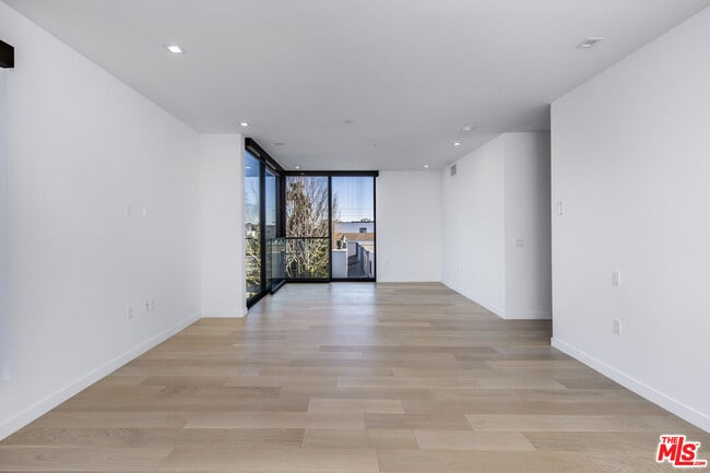 Building Photo - 2019 Barry Ave