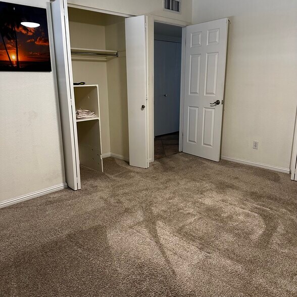 Medium size bedroom with 2 closets - 1207 E Loyola Dr