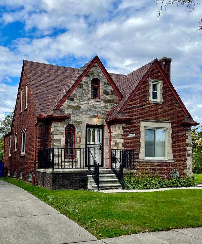 Primary Photo - 8605 Pinehurst St