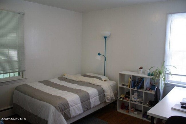 Building Photo - Charming Blacksburg Home with Spacious Bas...