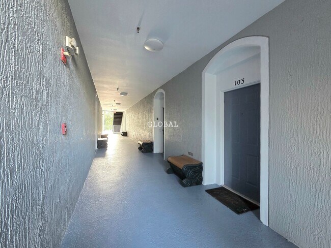 Building Photo - Spacious 3-bed, 2-bath Condo with Amenitie...