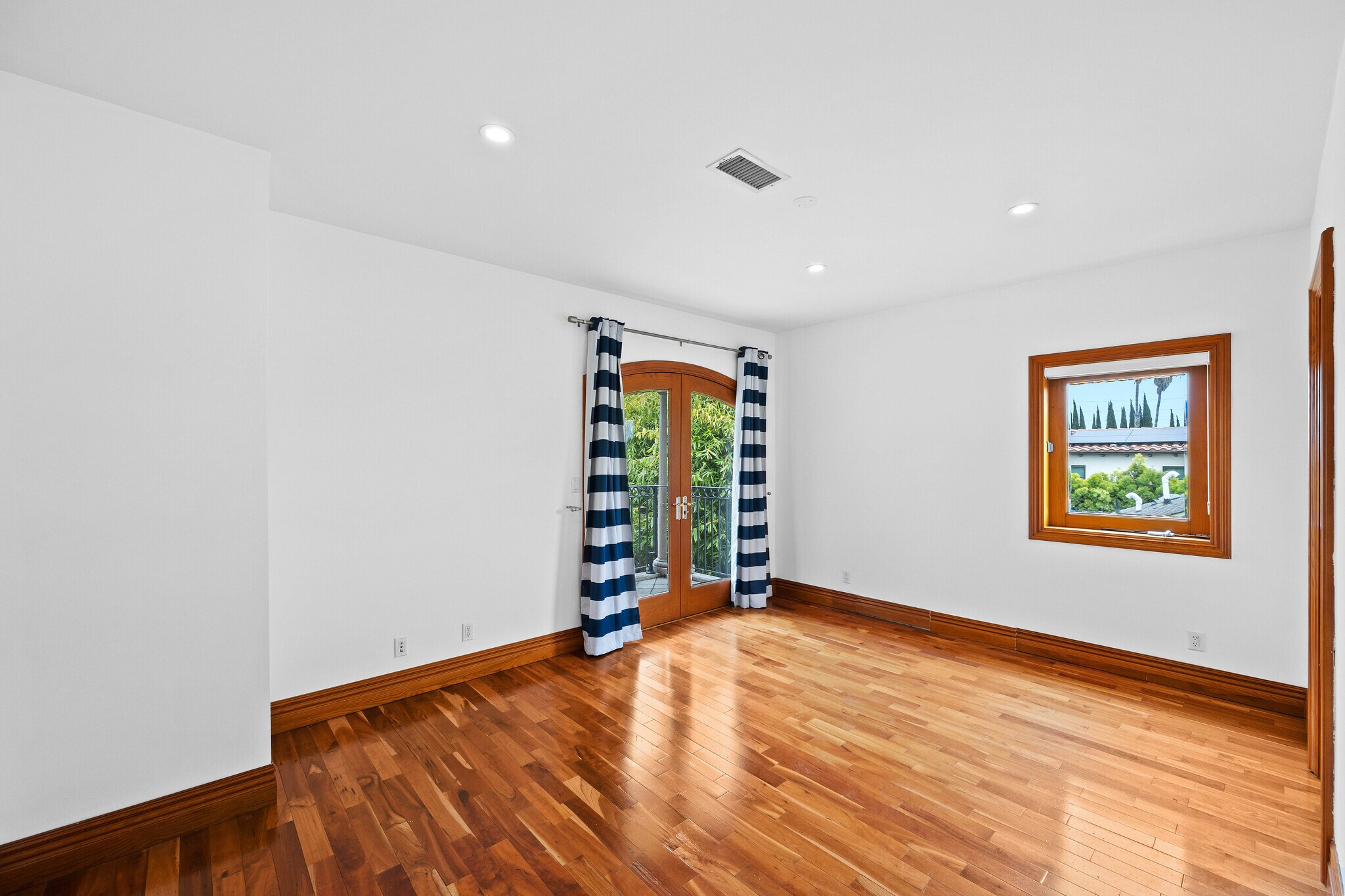 Building Photo - 9033 Cresta Dr