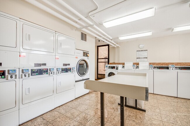 Building Photo - 1540 N La Salle Dr
