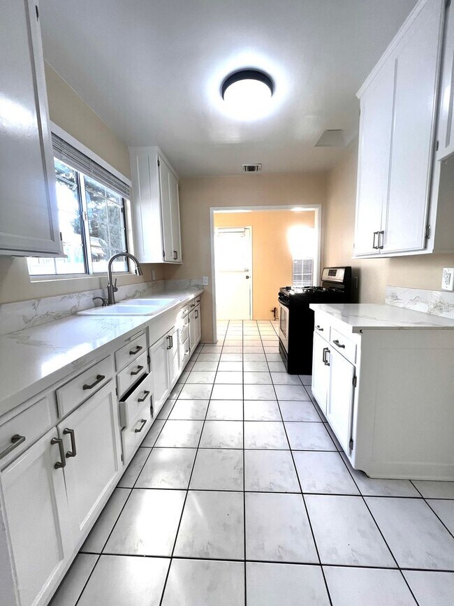 Building Photo - Single Family. 3-bed Home - Desireable Neighborhood!