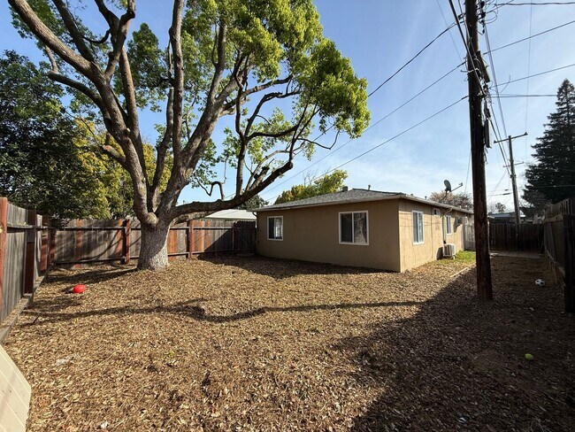Building Photo - 4590-4592 73rd St, Sacramento, CA 95820