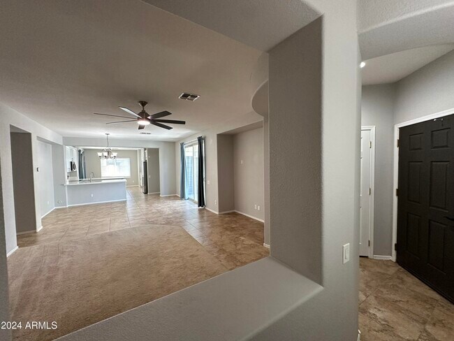 Building Photo - 885 E Cherry Hills Dr