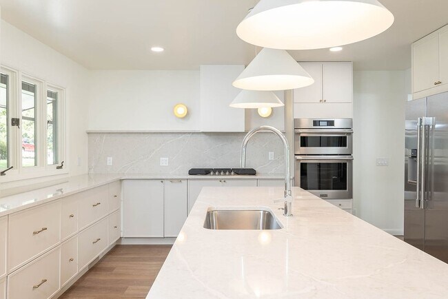 Building Photo - 884 Shrewsbury Ln