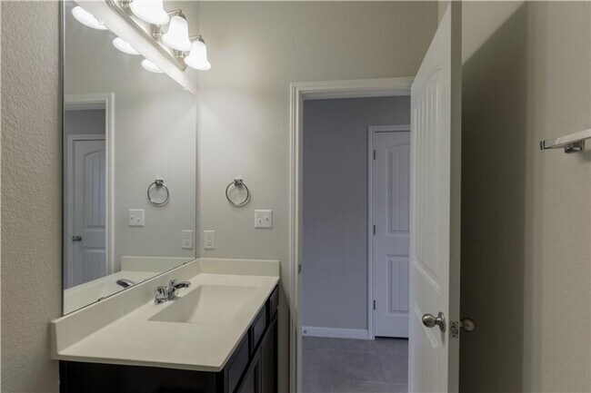 Building Photo - Lovely and Cozy 3/BR and 2/BA Home in Roun...