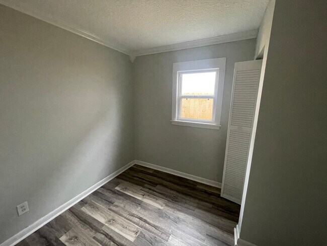 Building Photo - 623 5th Ave S