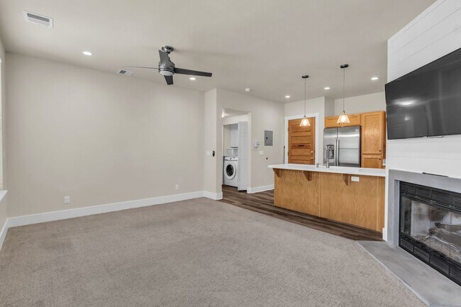 Building Photo - 8381 Meadowview Ct