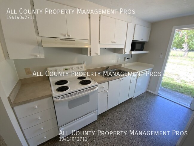 Building Photo - Pet Friendly / Central A/C / Carport / Lau...