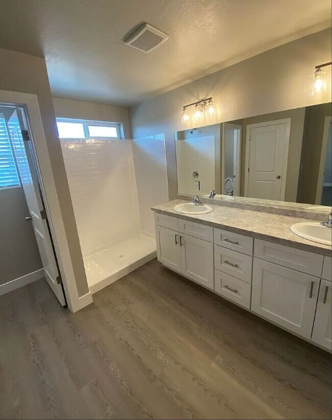 Building Photo - 3 Bedroom End-Unit Townhome in Cedar Bend – Great Cedar City Location