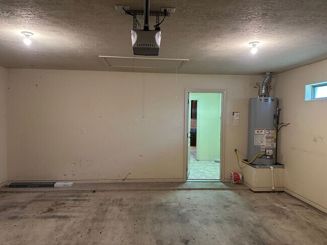 Building Photo - College Station -3 bedroom / 2 bath / 2 ca...
