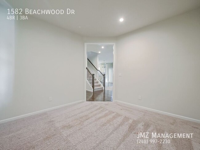 Building Photo - 1582 Beachwood Dr