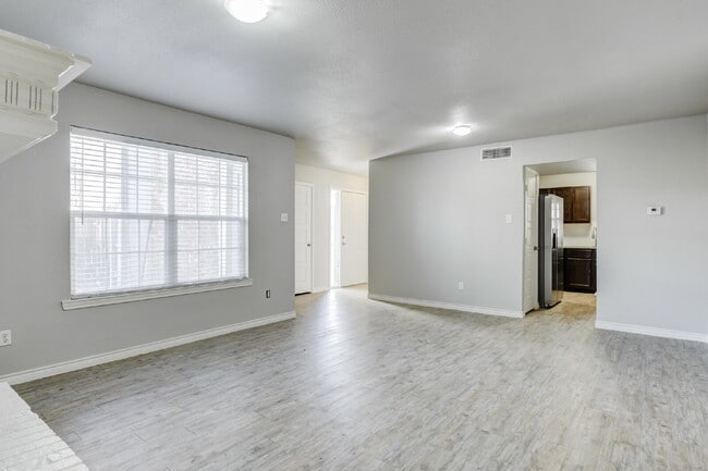 Building Photo - Two Story, 2 Bed / 1.5 Bath Duplex with Mo...
