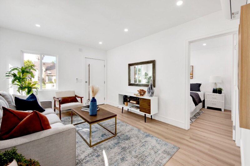 Building Photo - 2348 E Poppy St