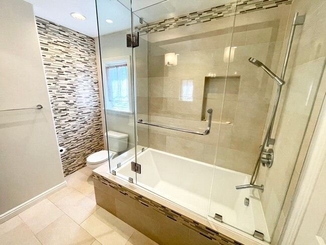 Building Photo - *** Gorgeous 4 bed 3 bath Single Family Ho...